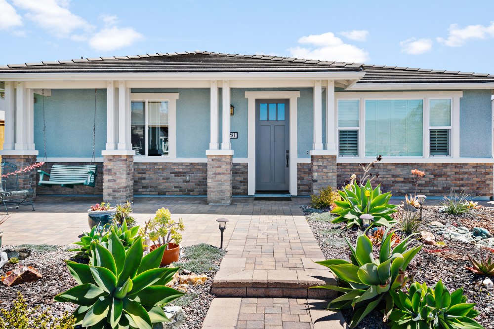 Well maintained Californian home with a vibrant coat of teal paint